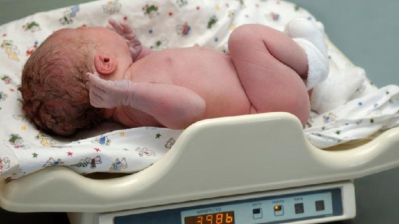 'Bebê estava gordinho, mas anêmico': crianças sofrem com alta de desnutrição e excesso de peso - Getty Images