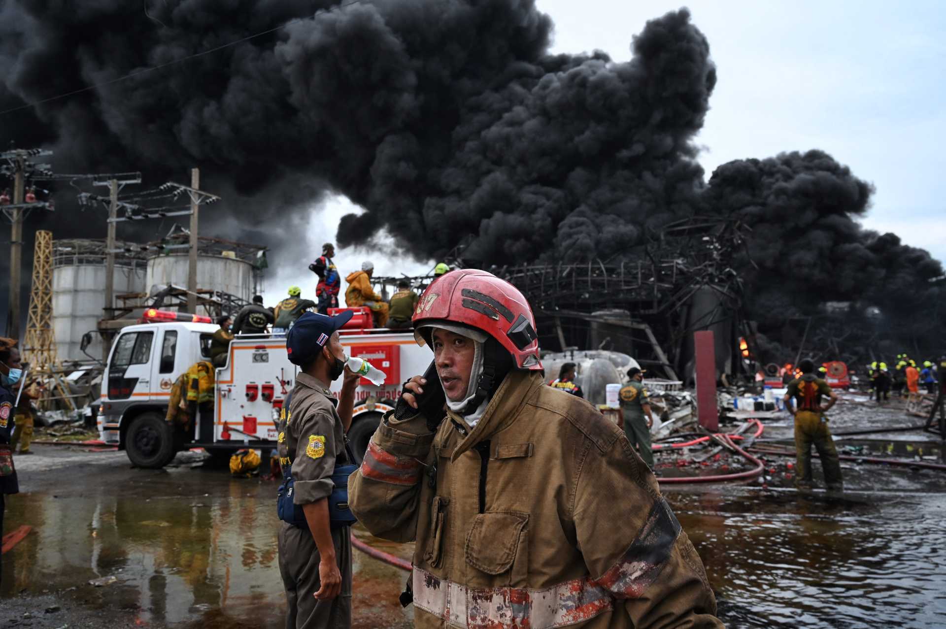 Explosão em fábrica de plástico deixa ao menos um morto e 27 feridos - Lillian SUWANRUMPHA / AFP