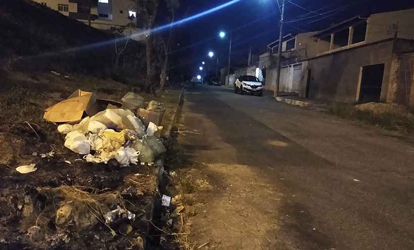 Greve da limpeza urbana em Valadares deixa a cidade entulhada de lixo - Tim Filho/Arquivo pessoal