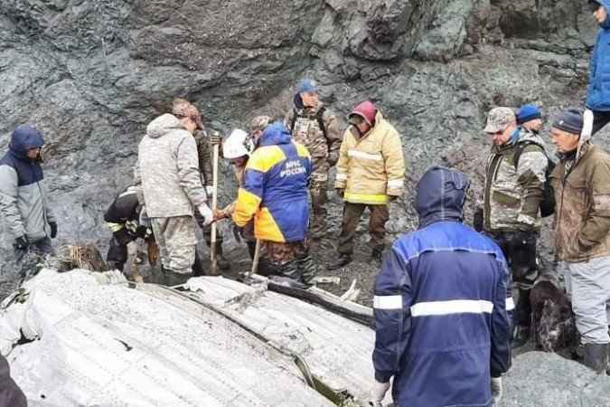 Equipes encontram nove corpos de avião que caiu no oriente da Rússia - RUSSIAN EMERGENCY SITUATIONS MINISTRY / AFP