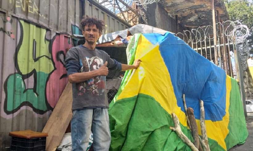 Na luta contra o frio, morador de rua apela à bandeira nacional em BH - Roger Dias/EM/D.A Press