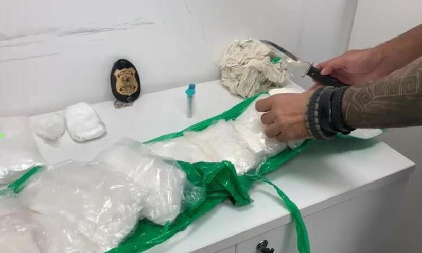 Homem é preso em Confins transportando 3kg de cocaína amarrados à barriga - Polícia Federal/ Divulgação 