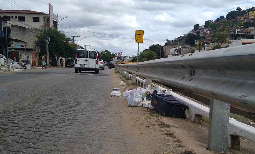Valadares: greve na limpeza urbana acaba, mas ruas continuam cheias de lixo - Tim Filho/Esp. EM