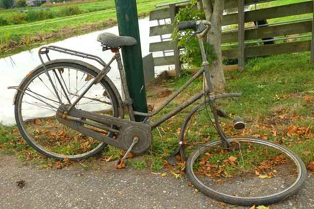 Bicicleta quebrada, com pneu furado, vale mais que palavras de Bolsonaro - Pixabay