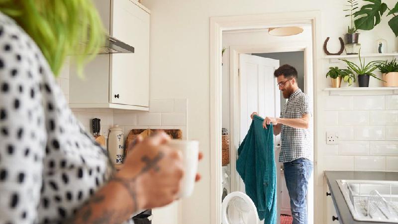 Mulheres ficam 'gratas demais' quando homens fazem tarefas domésticas? - Getty Images