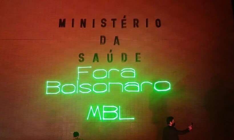 MBL projeta frases contra Bolsonaro no prédio do Ministério da Saúde - Divulgação/MBL