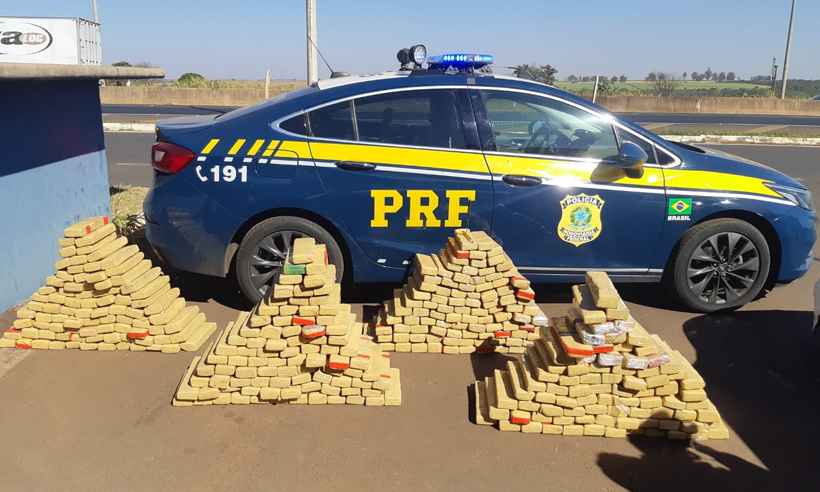 PRF apreende mais de 350 kg de maconha em carro e prende motorista - PRF de Uberaba/Divulgação