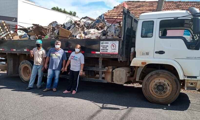 Vizinhos reclamam e 4 caminhões de lixo e entulho são retirados de casa - Prefeitura de Araxá/Divulgação