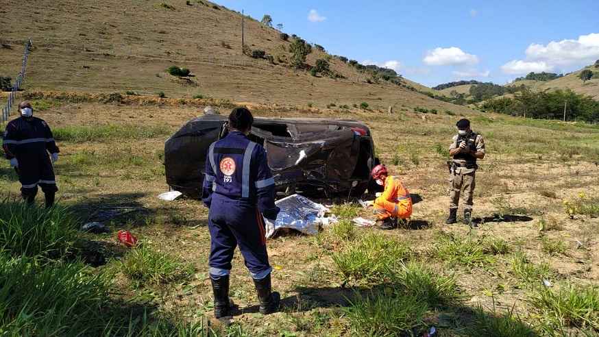 Motorista morre em capotamento na rodovia MGC-265, perto de Muriaé - CBMMG