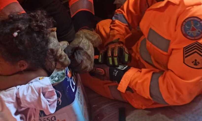 Menina de 3 anos fica presa em lata de tinta e é salva pelos bombeiros - Corpo de Bombeiros/ Divulgação 