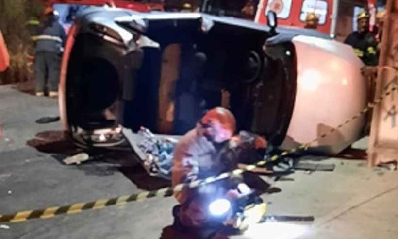 Bombeiros serram teto de carro que capotou e resgatam casal ferido em Betim - CBMMG/Divulgação