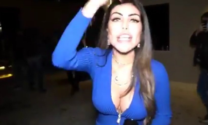 Vídeo: mulher insulta policiais após festa clandestina ser interrompida - Twitter/Reprodução