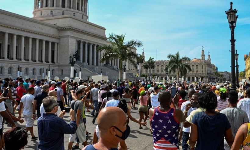 Cuba tem protestos contra o governo em Havana e várias cidades - YAMIL LAGE / AFP