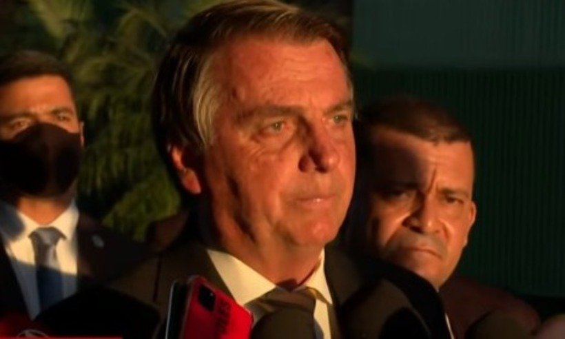 Bolsonaro reza 'pai nosso' junto com jornalistas e pede 'beijo hétero' - Redes Sociais/Reprodução