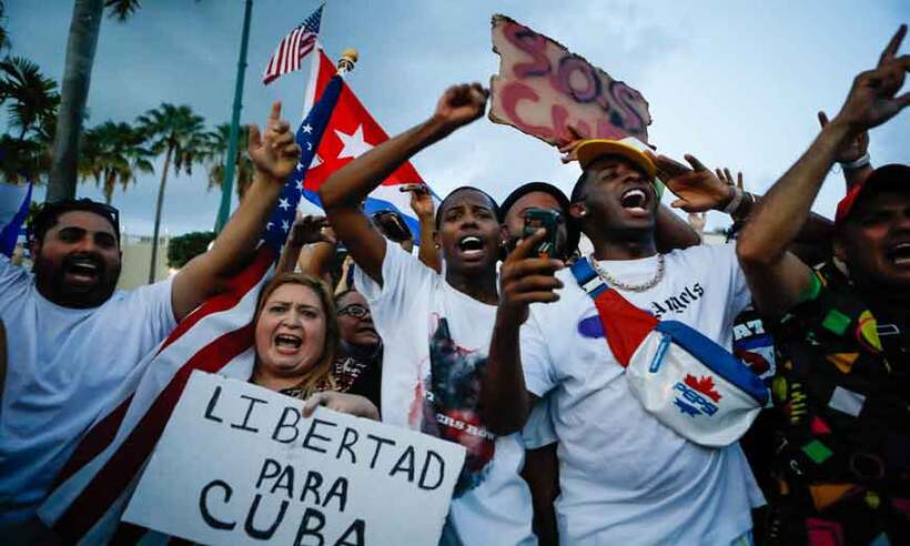 Esquerda veste saia justa diante da crise enfrentada pelo governo de Cuba - Eva Marie Uzcategui/AFP