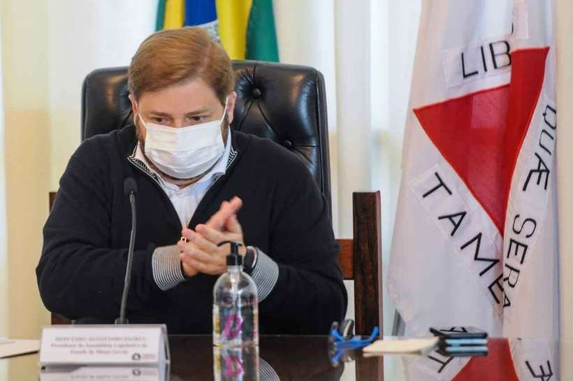 Fretadores: Agostinho diz que 'novinhos' não vão levar ilegalidades à ALMG - Leandro Couri/EM/D.A Press