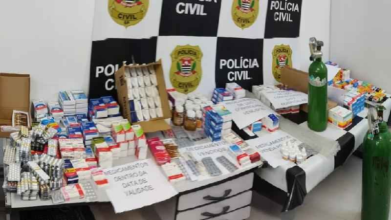 Polícia fecha farmácia que enganava imigrantes com vacina por R$ 100 - Polícia Civil