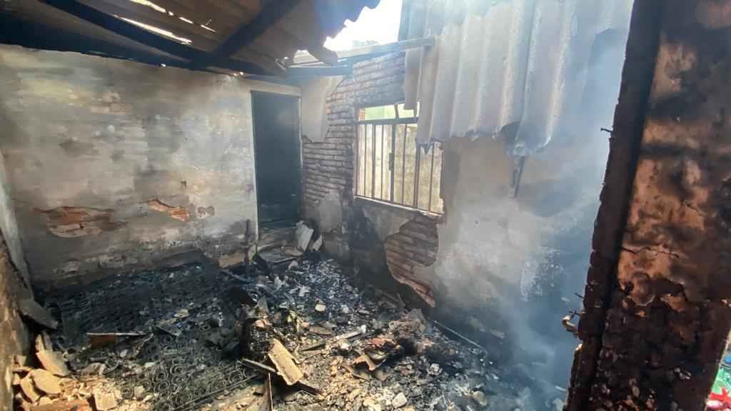 Vela acesa cai em roupas e incêndio destrói casa em Itaúna - Corpo de Bombeiros de Itaúna/Divulgação