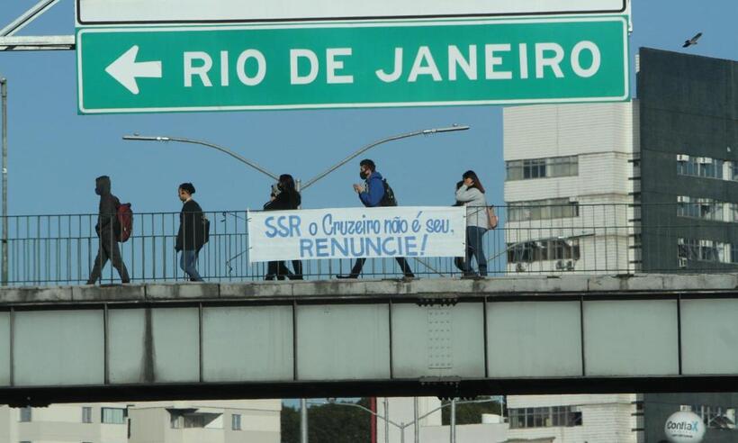 Cruzeiro: faixas de protesto pedem a renúncia do presidente do clube - Edésio Ferreira/EM/D.A Press 