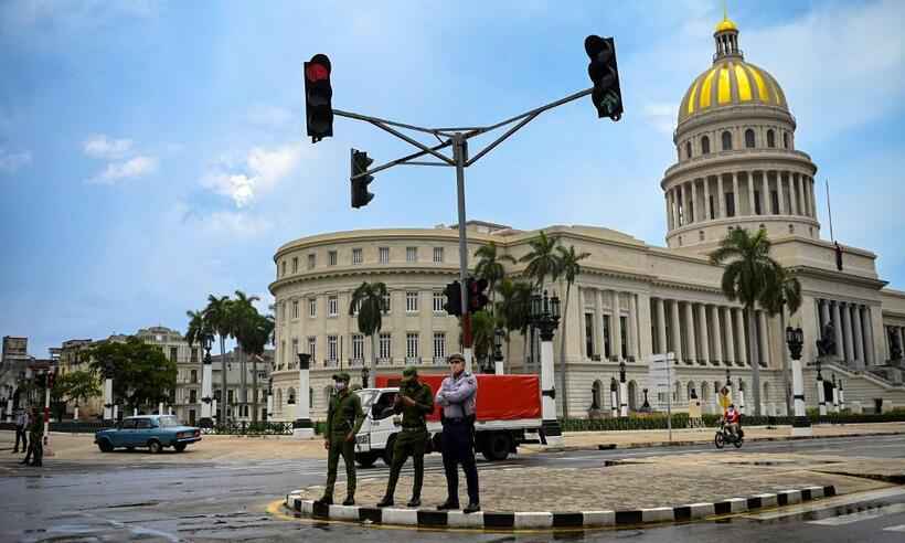 Opas recomenda evitar aglomerações após aumento de casos de COVID em Cuba - Yamil Lage/AFP