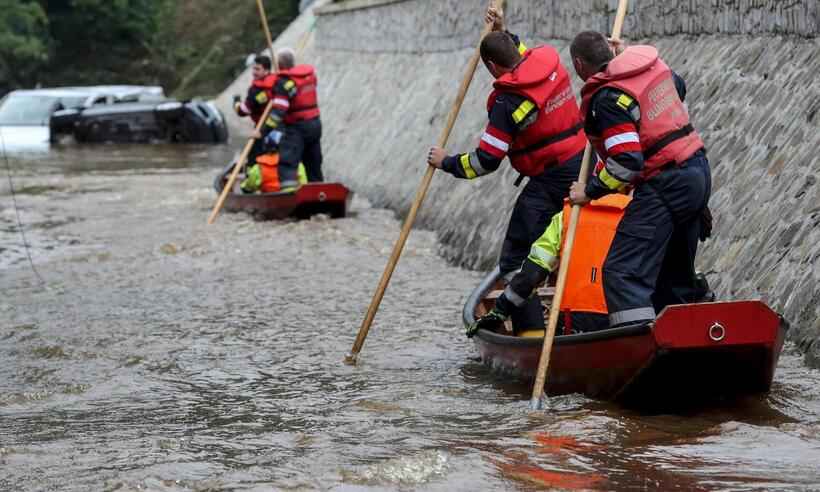 Belgas iniciam limpeza de escombros após enchentes devastadoras - François WALSCHAERTS / AFP