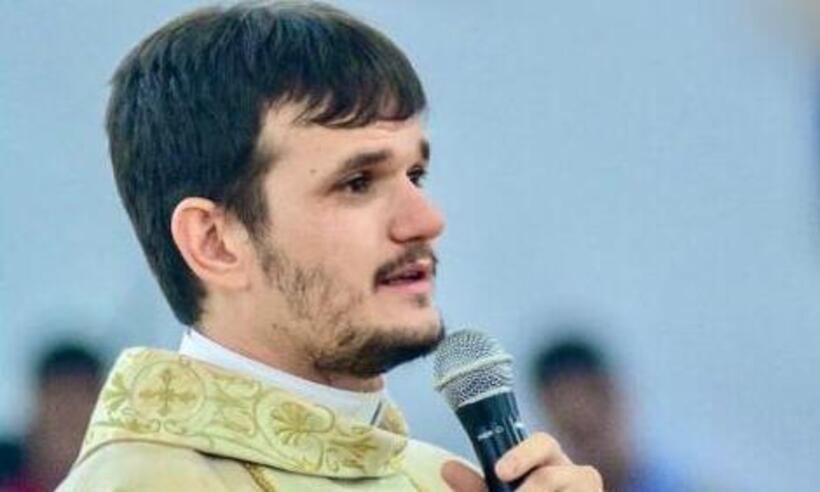 Padre dá conselhos sobre bebedeira e 'chifre': ''Pecado é cerveja quente'' - Redes Sociais/Reprodução