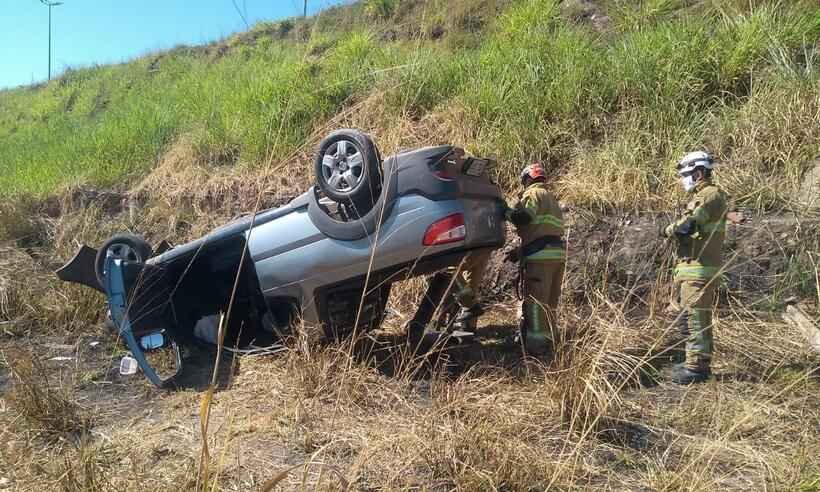 Carro capota e cai em barranco -  Guarda Civil Municipal de Belo Horizonte