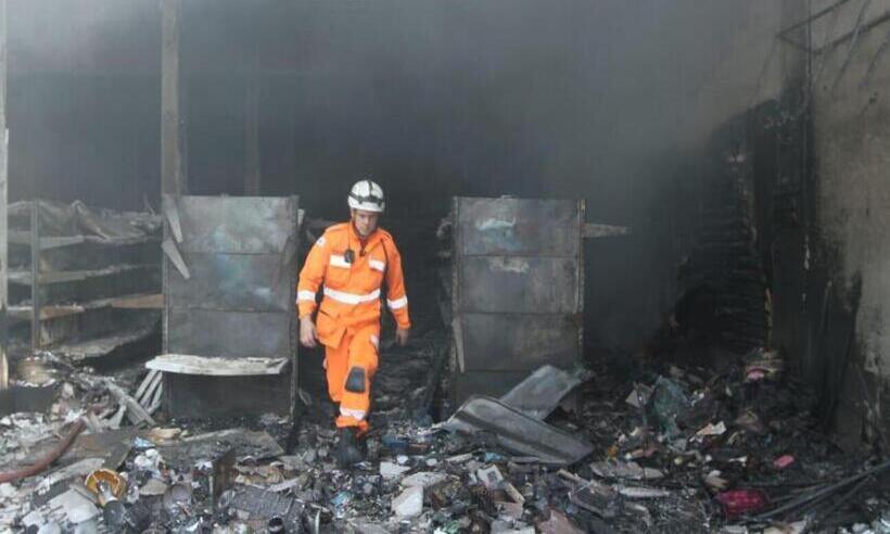 Incêndio destrói loja de brinquedos no Bairro Tupi, em BH - Jair Amaral/EM/D.A press