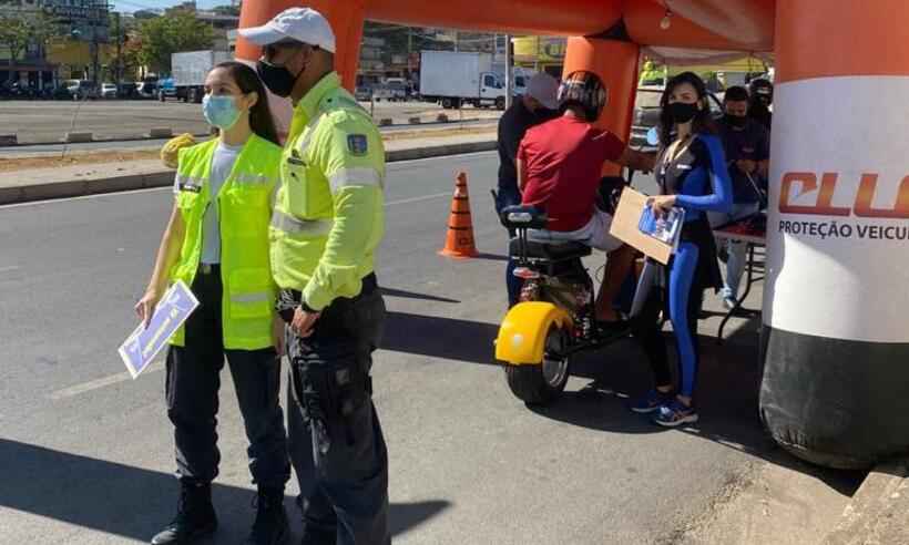 Contagem distribui antenas corta-pipa para motociclistas e ciclistas - Prefeitura de Contagem/Divulgação
