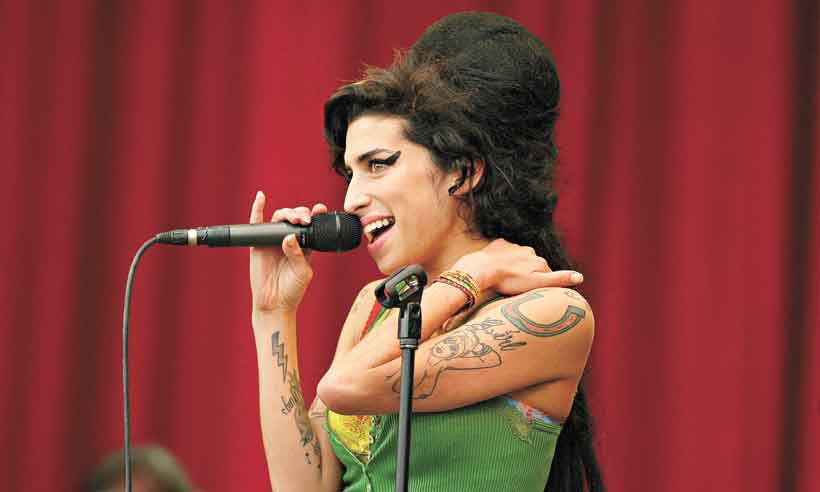 Mãe e afilhada descrevem Amy Winehouse em novos documentários - Carl DE SOUZA / AFP
