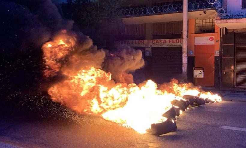 Grupo antifascista queima pneus em protesto no Centro de BH - Reprodução da internet/Twitter/kasainvisivel