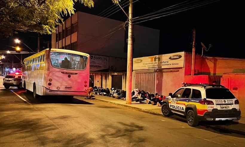 Polícia apreende drogas e adolescentes em micro-ônibus fretado para rave  - Polícia Militar/Divulgação