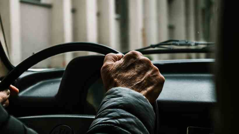 Dia dos Avós: como manter a segurança de idosos no trânsito - Linas Drulia/Unsplash