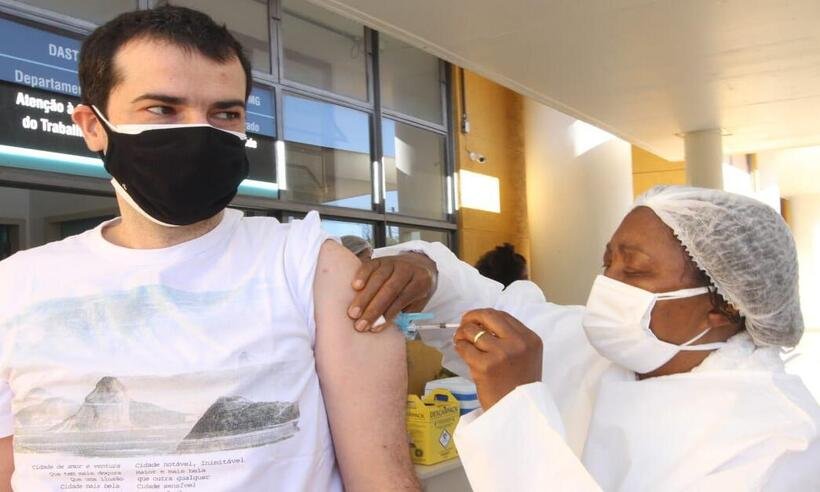 BH vacina pessoas com 37 anos nesta segunda: ''dá um alívio'' - Jair Amaral/EM/D.A Press
