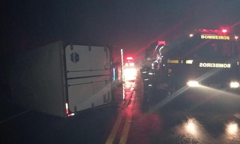 Batida entre carro e caminhão mata duas pessoas na MG-431, em Itaúna - Corpo de Bombeiros de Itaúna/Divulgação