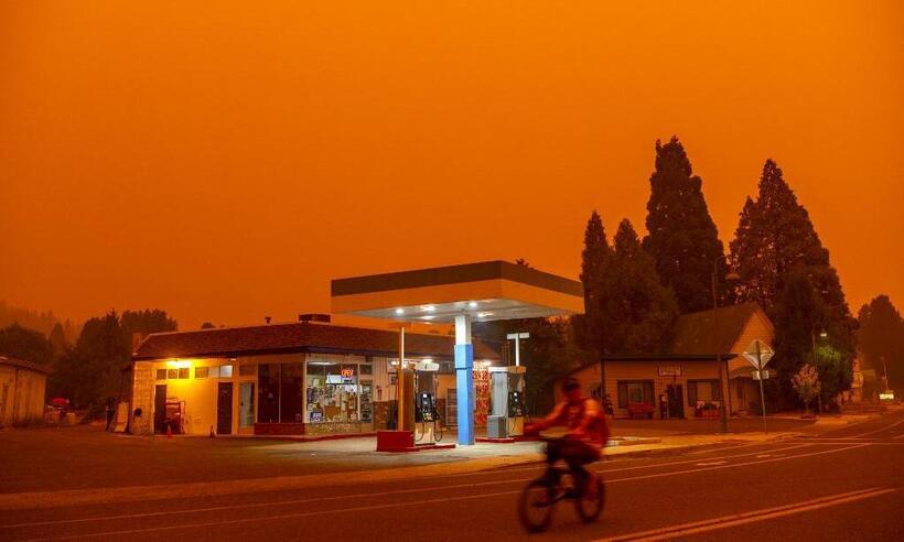 Califórnia luta contra enorme incêndio que cria seu próprio clima - JOSH EDELSON/AFP