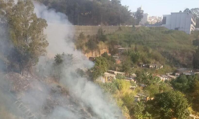 Bombeiros combatem incêndio em vegetação no Morro do Papagaio, em BH  - Corpo de Bombeiros/ divulgação