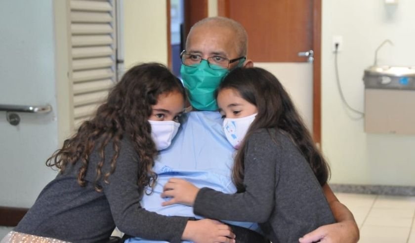 Emoção: avô reencontra netas após quatro meses internado pela COVID-19   - Gladyston Rodrigues/EM/D.A Press