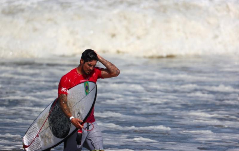 Medina roubado? O que disseram atletas, comentaristas e torcedores sobre eliminação no surfe olímpico - Reuters