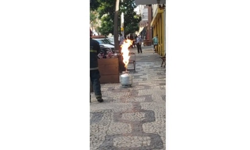 Mangueira de botijão de gás pega fogo em restaurante na Savassi - Corpo de Bombeiros/divulgação 