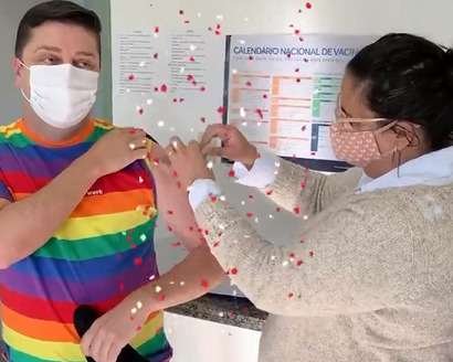Prefeito dança e usa camisa em apoio a comunidade LGBTQIA+ ao se vacinar - Reprodução/tekoprefeito/Instagram