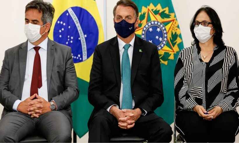 Bolsonaro promete mostrar hoje falhas nas urnas  - ALAN SANTOS/PR