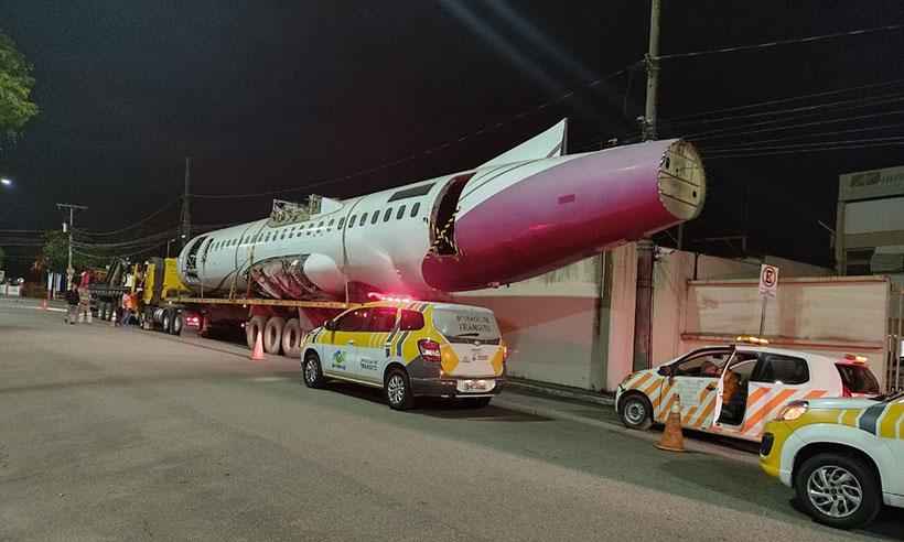 Avião surpreende motoristas em transporte por avenidas de BH - BHTrans/Divulgação