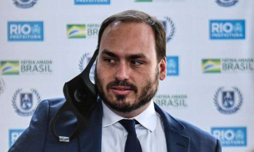 Carlos Bolsonaro reproduz fala de Junior: 'Quando enfiar a faca, você roda' - Estadão Conteúdo