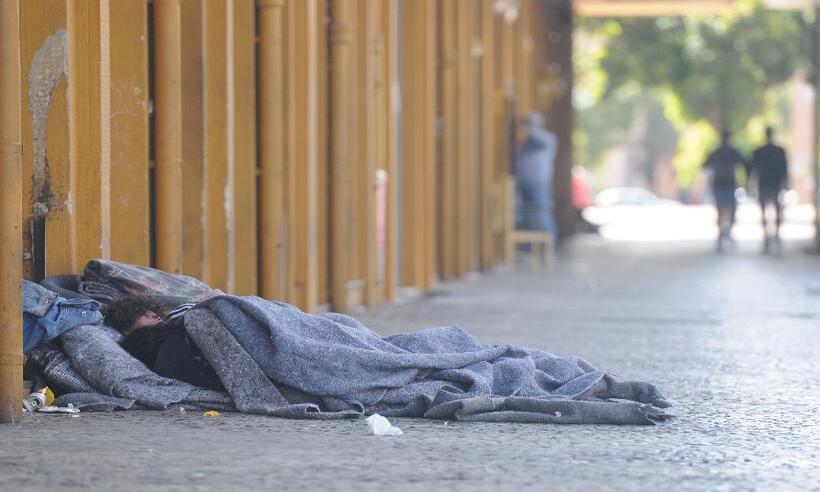 Guarda-chuva vira saco de dormir para moradores de rua; saiba como doar - Leandro Couri/EM/D.A Press