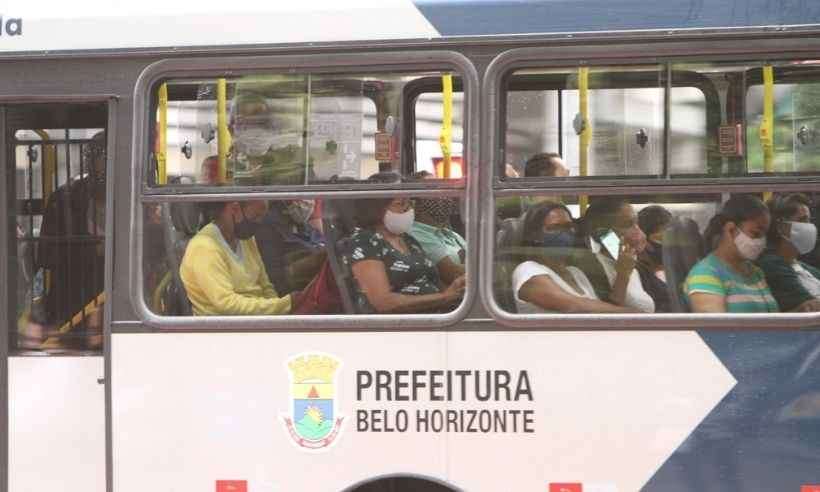 Circulação de ônibus é estendida após nova flexibilização de bares em BH - Edésio Ferreira/EM/D.A Press