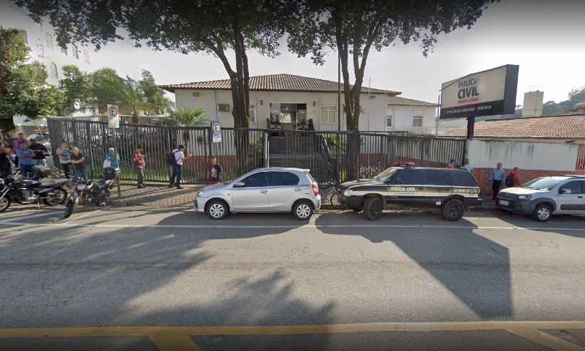 Homem embriagado urina ao lado de viatura e acaba preso em Minas - Reprodução/Google Street View