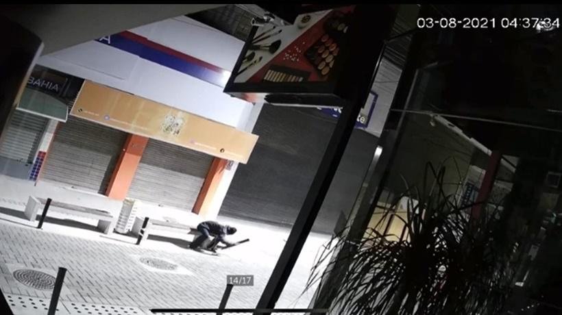 Obra em rua de Pouso Alegre é alvo de ladrões; veja vídeo - Reprodução de vídeo
