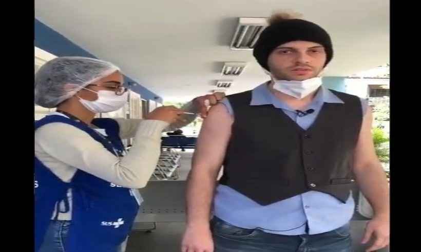 'Fora SUS': comediante viraliza nas redes após errar grito em vacinação - Reprodução/ Twitter