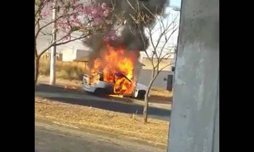Homem coloca fogo no próprio carro para que ele não seja guinchado - Reprodução/Reses Sociais